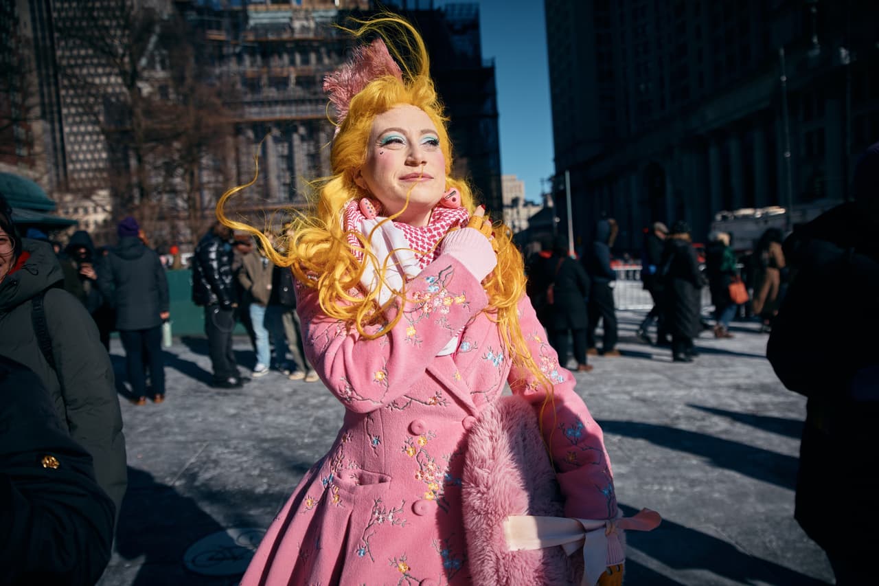 Simpatizante Ariel Friedlander, de Nueva York, llega al Ayuntamiento antes que Zohran Mamdani tomara protesta como alcalde.