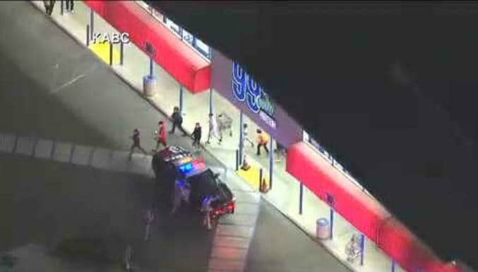 Tras ser perseguido por los oficiales de la policía de South Gate, la Patrulla de Camino también intervino, utilizando múltiples maniobras de PIT para detener el vehículo sin éxito.