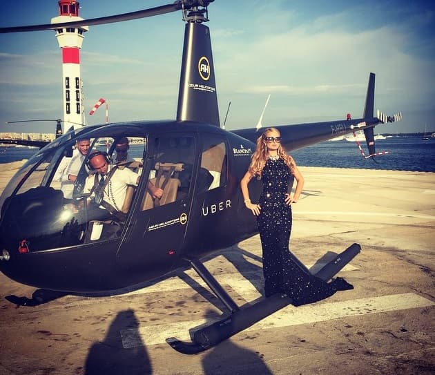 Si de viajar por las grandes ciudades se trata, Paris prefiere los helicópteros privados, eso sí, cuando no desea ocupar su costosa limusina.