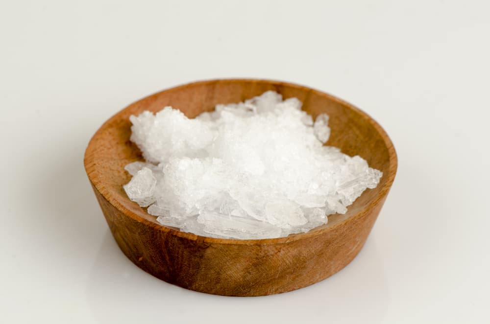 Ahora, agrega una pastilla o tableta de alcanfor a la olla, esperando que se disuelva entre las demás plantas.