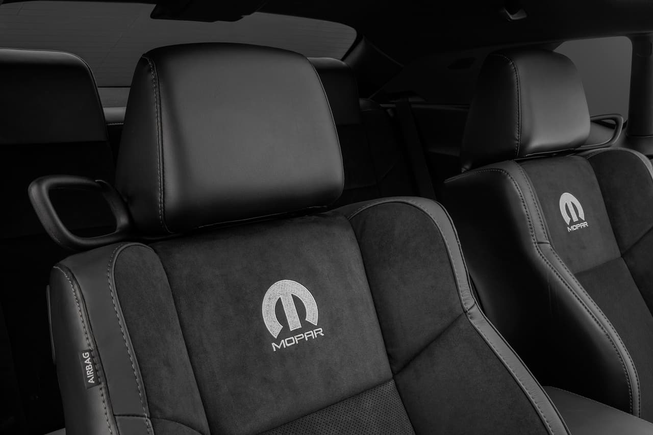 En la cabina del Mopar ’17 Dodge Challenger encontramos los excelentes asientos ‘performance’ que benefician a muchas otras ediciones del Dodge Challenger, esta vez con logos Mopar bordados en color gris.