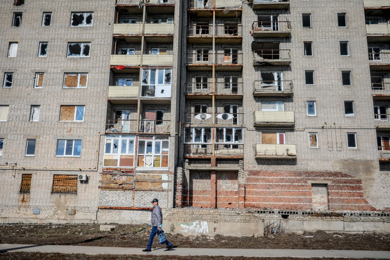 Un hombre pasa frente a un edificio abandonado en la ciudad de Avdiivka, en Donetsk, este 21 de febrero.
<b> El reconocimiento por parte de Moscú este lunes de la independencia de las regiones separatistas es visto como una violación del espacio soberano de Ucrania. </b>
<br>