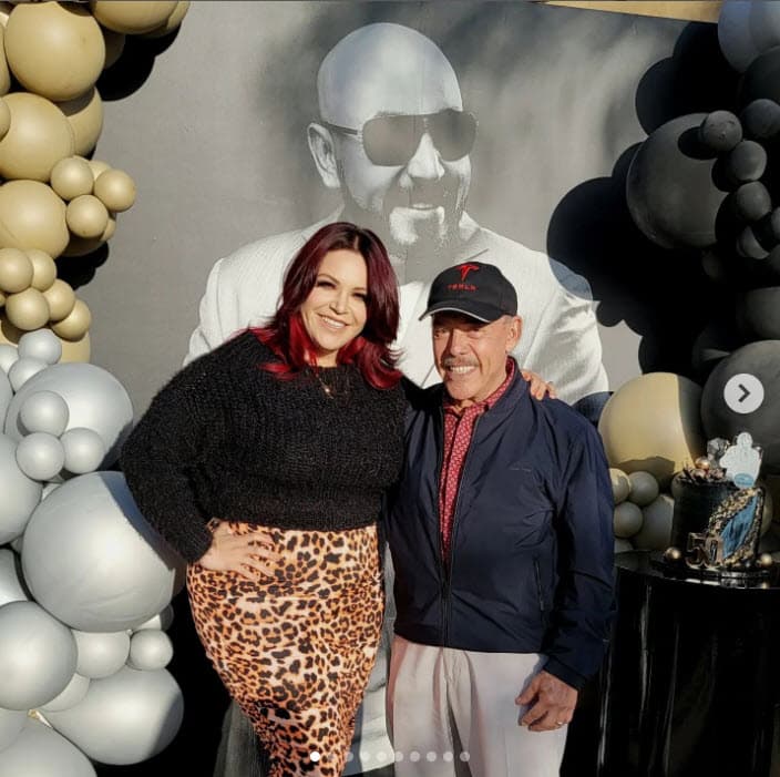 Al festejo acudió su sobrina
<b><a href="https://www.univision.com/famosos/jacqie-rivera-ceo-jenni-rivera-enterprises-jenni-rivera-fashion-rosie-rivera" target="_blank">Jacqie Rivera, quien quedó como CEO </a></b>de las empresas de su madre Jenni tras la auditoría que se realizó a las compañías y la salida de su tía Rosie, quien estaba a cargo de ellas.
<br>