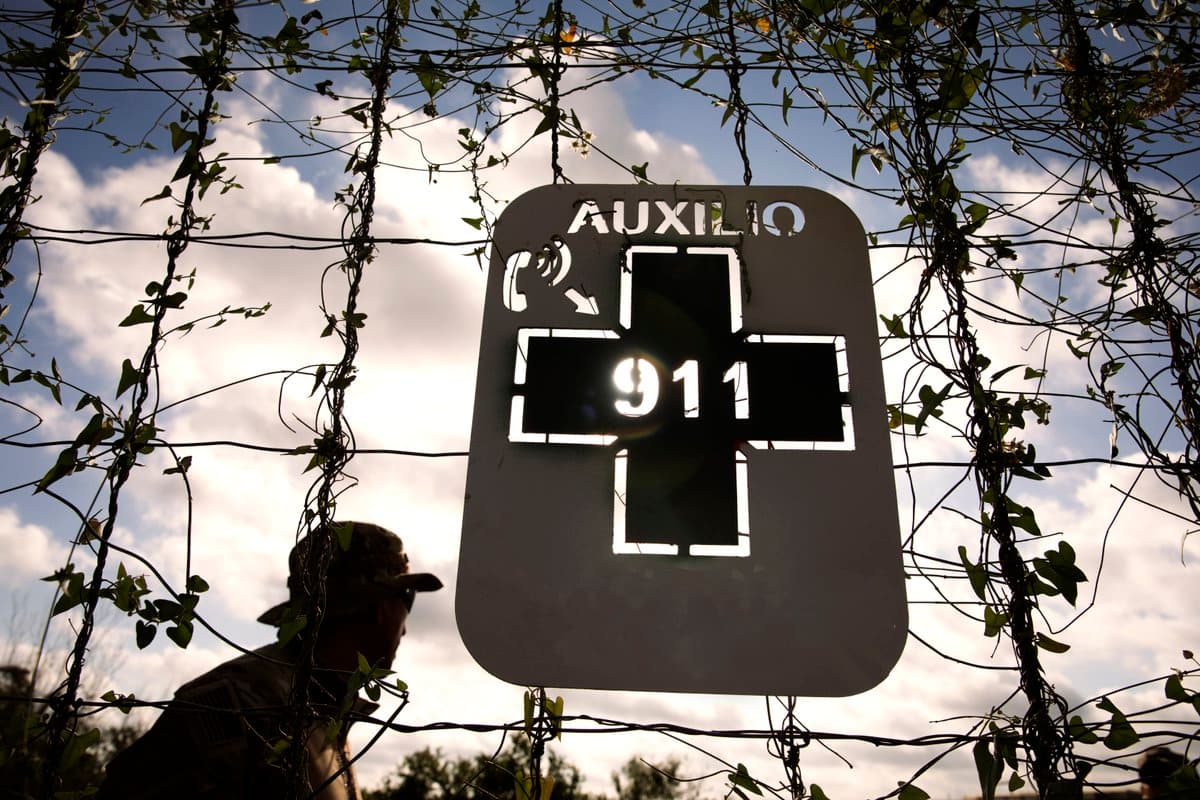 En dos incidentes separados, los migrantes prendieron fuego para pedir ayuda. El desierto de Arizona es conocido por su calor extremo, pero las temperaturas pueden bajar durante los meses de invierno, informó la Patrulla Fronteriza en Tucson. Los agentes notificaron a los departamentos de bomberos locales e hicieron un trabajo para detener una situación potencialmente peligrosa.