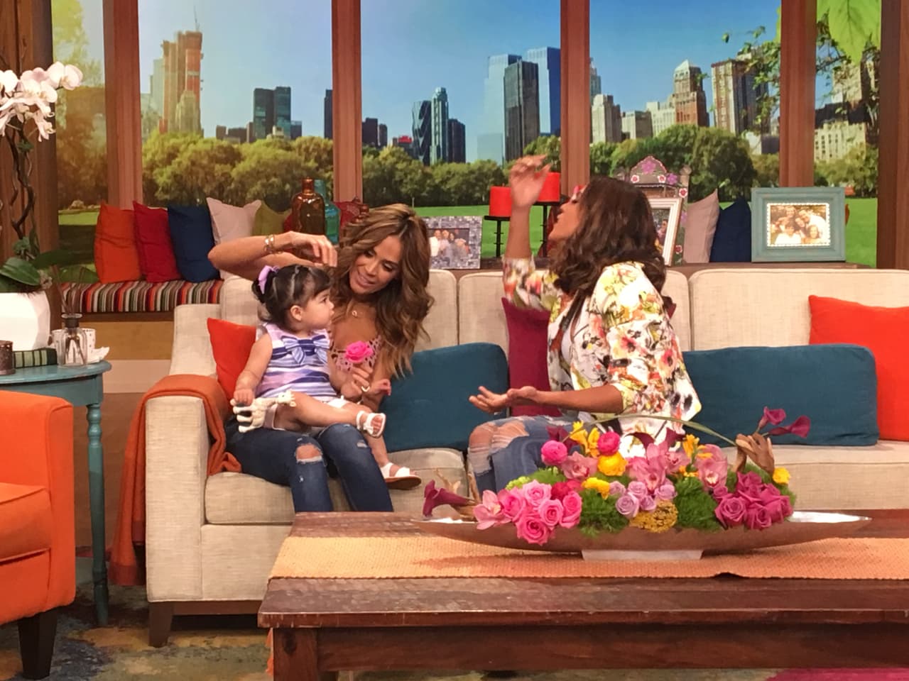 Mientras mami trabaja, Giulietta se divierte con sus tías.