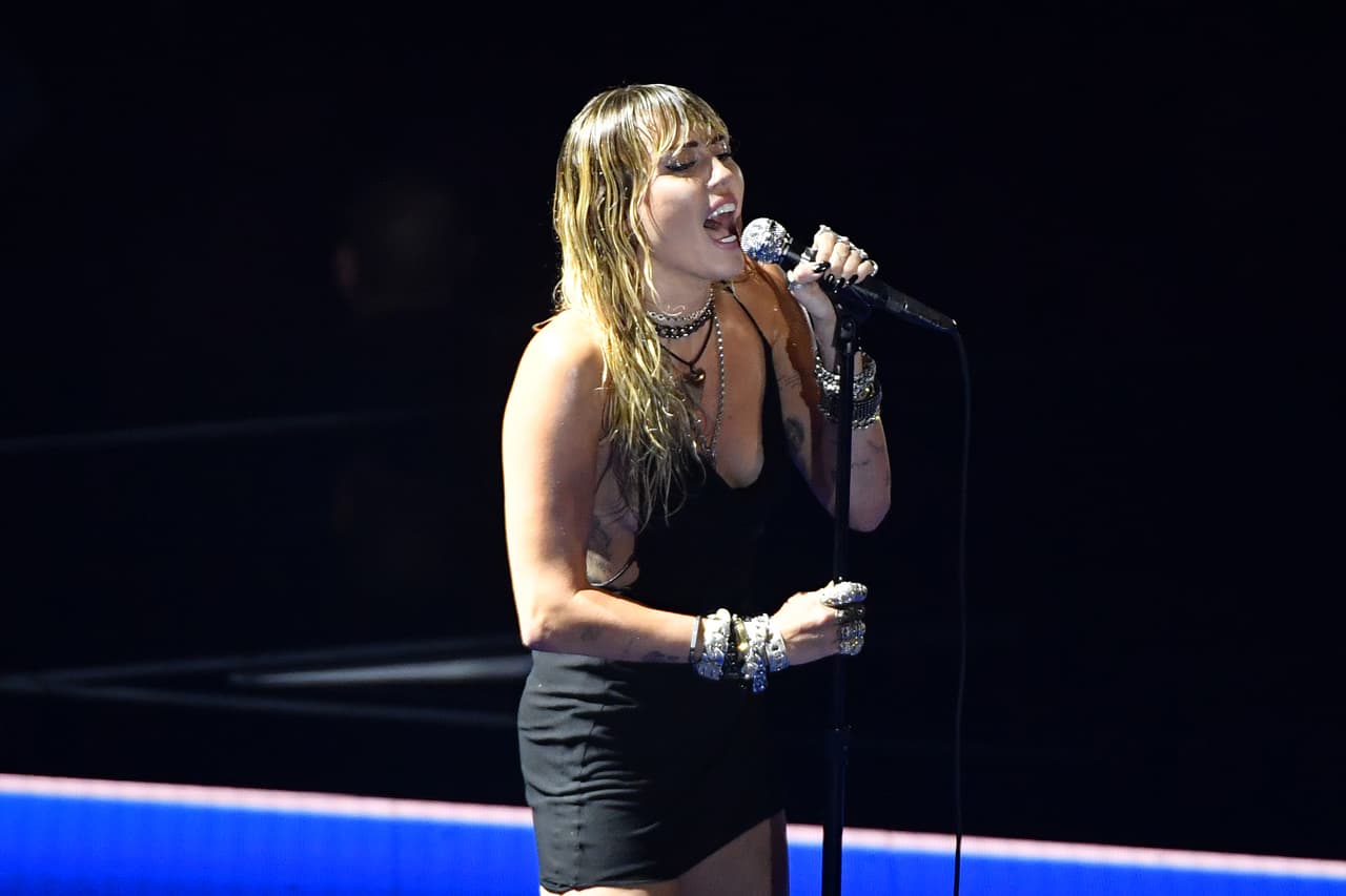 En la gala de entrega de premios, Miley Cyrus
<b><a href="https://www.youtube.com/watch?v=e80tK8DHVtM" target="_blank">interpretó en directo su nueva canción 'Slide Away'</a></b>.