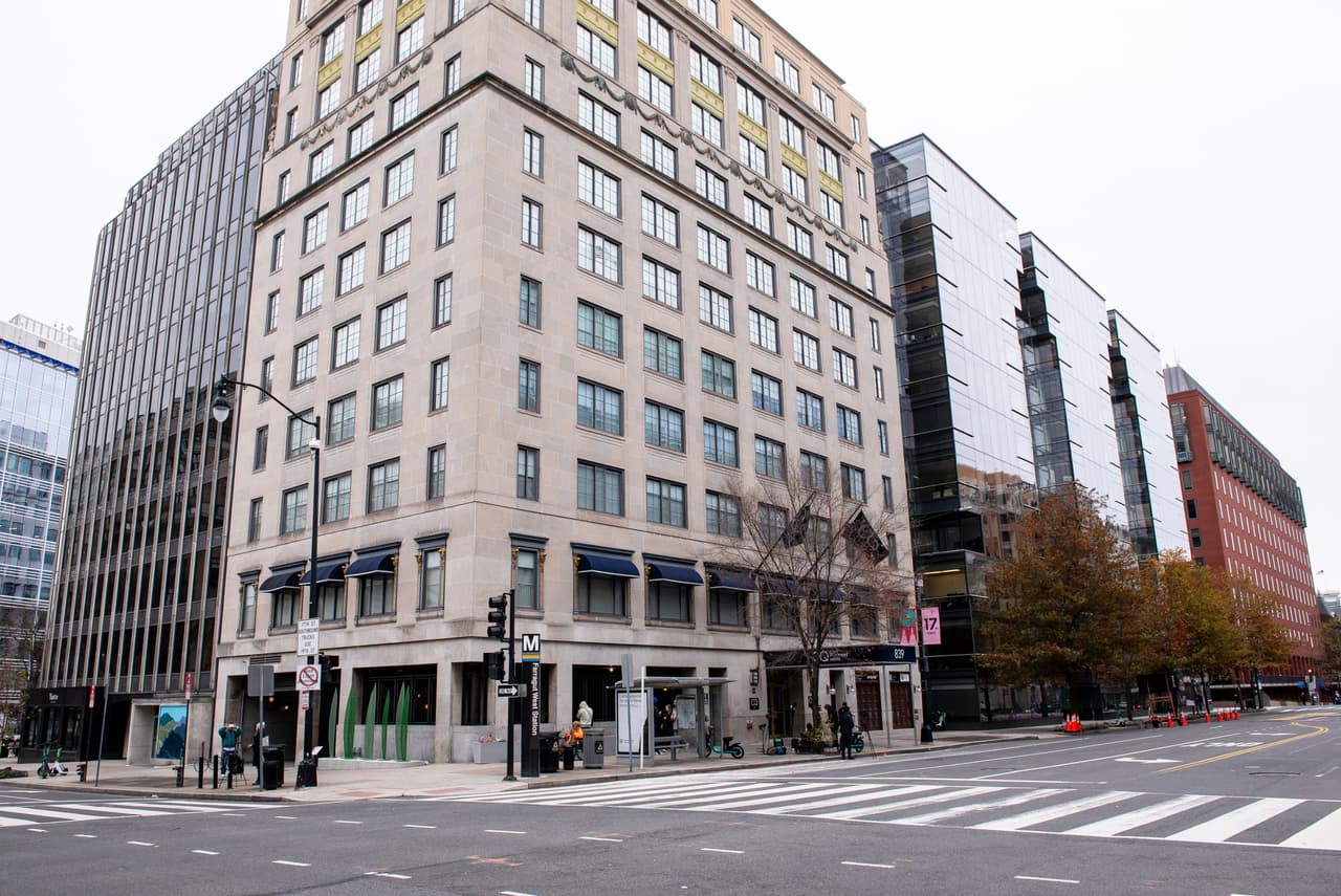 En tanto, según la Guardia Nacional, en Washington DC hay de servicio unos 2,500 miembros de la Guardia Nacional del Ejército (ARNG) y la Guardia Nacional Aérea (ANG), como parte de la Fuerza de Tarea Conjunta.