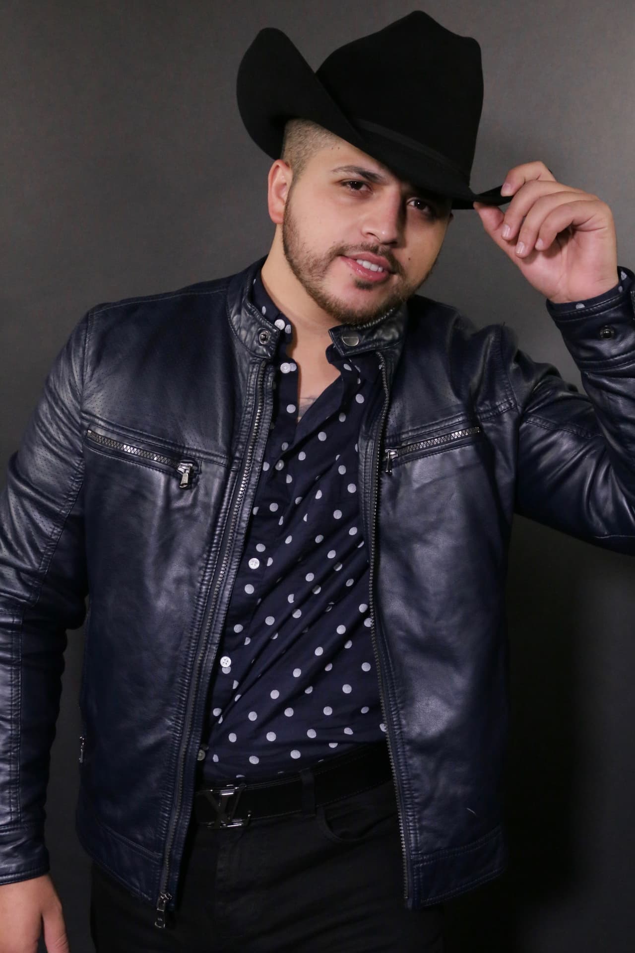 ¿Pero, a qué le debe esta suerte? "Le tengo un cariño especial, no se por qué. A veces uso otras botas y la vibra en el evento puede estar diferente. Te lo juro que a veces me pongo estas botas, la mayoría de veces, y no ha habido ni una vez que no diga, se puso perro [el evento]", declaró el joven cantante.