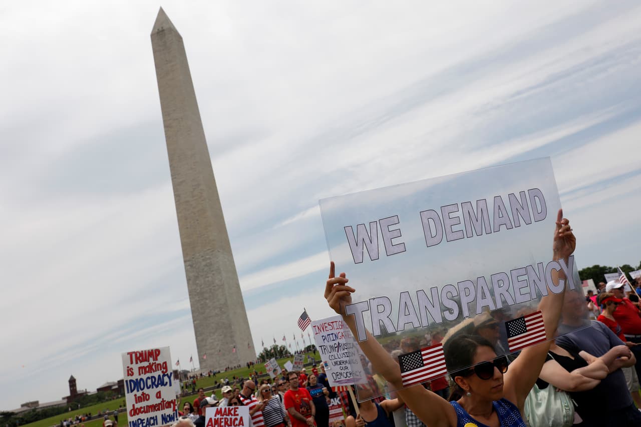<b>"Pedimos transparencia",</b> dice un cartel transparente en DC.