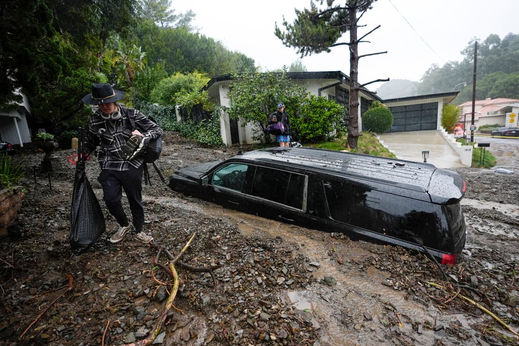 Con temor ante la inestabilidad del terreno, algunas personas esperaron a que la lluvia cediera este lunes un poco para desalojar sus viviendas.