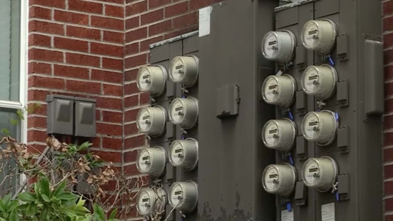 Los expertos señalan que es importante saber a cuánto está la temperatura afuera de tu casa para evitar forzar el aire acondicionado. La regla son de 25 a 30 grados menos en el interior.