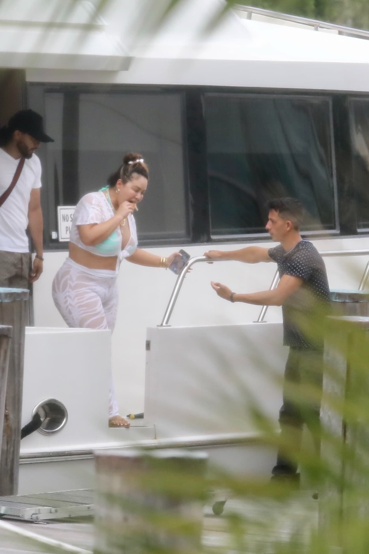 A
<b><a href="https://www.univision.com/shows/el-gordo-y-la-flaca/chiquis-llego-acompanada-de-su-novio-a-los-ensayos-de-premios-juventud-pero-ninguno-quiso-hablar-al-respecto-video"> su llegada a tierra</a></b> fue captada por un paparazzo.
<br>