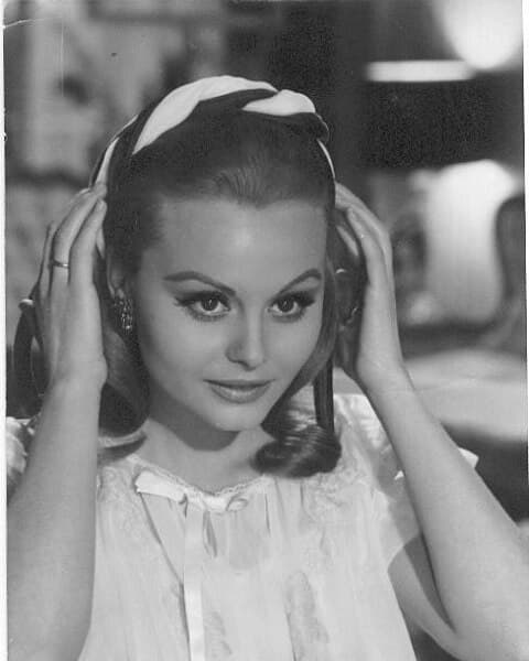 Sin gran publicidad y sin saber qué podría ocurrir, el álbum obtuvo altos niveles de ventas y se convirtió en uno de los mejores discos de ese año