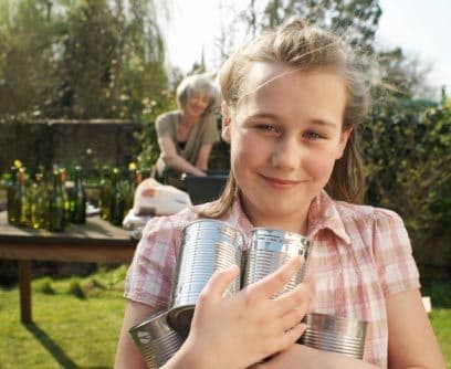 Cuida el medio ambienteLos campamentos se están esforzando para enseñar a los jóvenes sobre el medio ambiente, animando a los campistas a estudiar la ecología de cerca metiéndose en charcas para examinar la vida acuática.Los campamentos crean programas educativos con agencias locales de vida silvestre o incluso con la Agencia para la Protección Medioambiental (EPA por sus siglas en inglés).