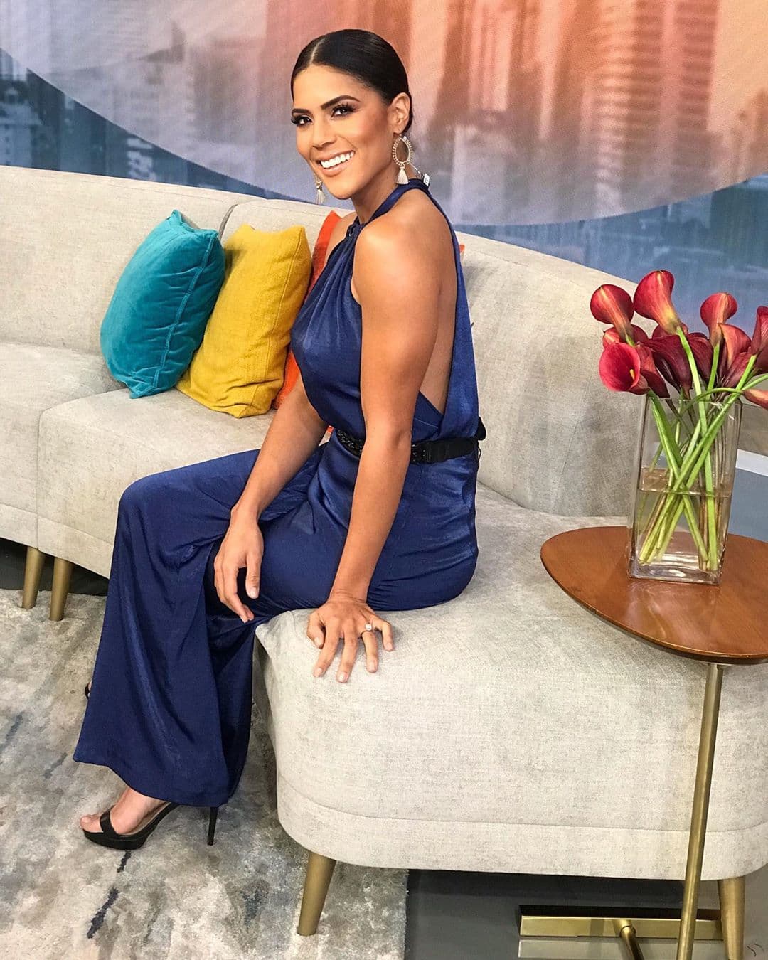 “Lo que trato de hacer es recogérmelo usando un moño que a mí me encanta, que es cuando me parto aquí en el medio y me lo pongo hacía los lados, hasta que me pueda volver a poner las extensiones cuando tenga tiempo”, mencionó la conductora.