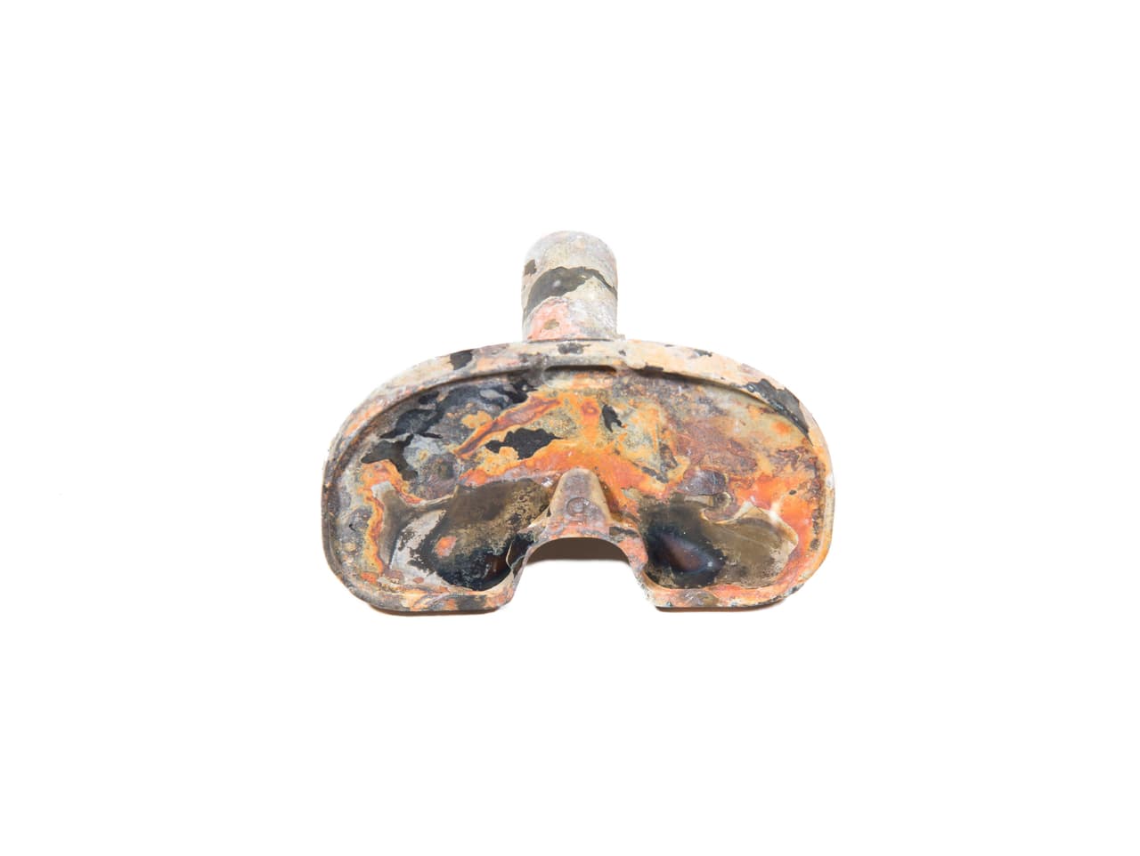 Prótesis de rodilla. Según el autor de las fotografías, algunos crematorios que visitó han rechazado a personas demasiado grandes, a consecuencia del aumento de la obesidad en el Reino Unido.