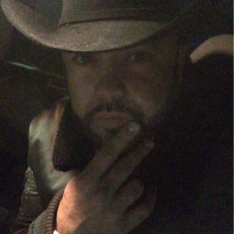 En sus 'selfies', a Rogelio le gusta mostrar su colección.