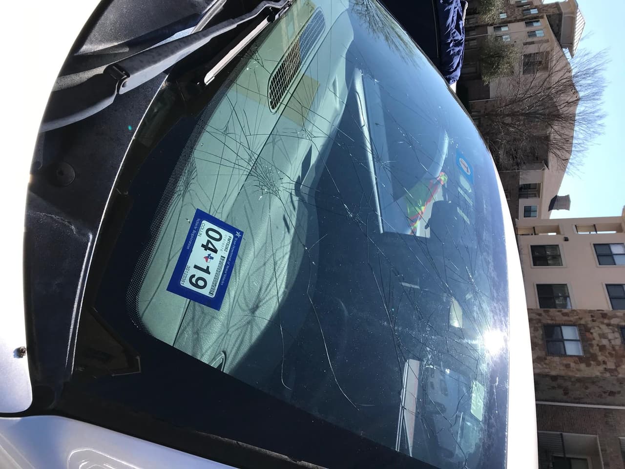 Otro cristal quebrado debido al paso de la tormenta en la madrugada del lunes 25 de marzo de 2019