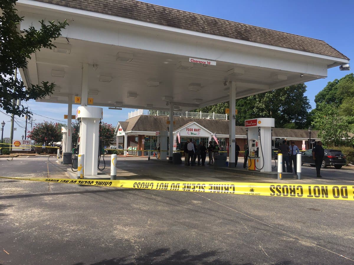 Un hombre resultó herido de bala y un policía terminó herido luego de un tiroteo registrado la mañana de este martes al norte del área metropolitana de Atlanta. El incidente se registró cerca de las 8:30 am en una gasolinera ubicada sobre Atlanta Street, reportó CBS46, socio editorial de Noticias 34 Atlanta.