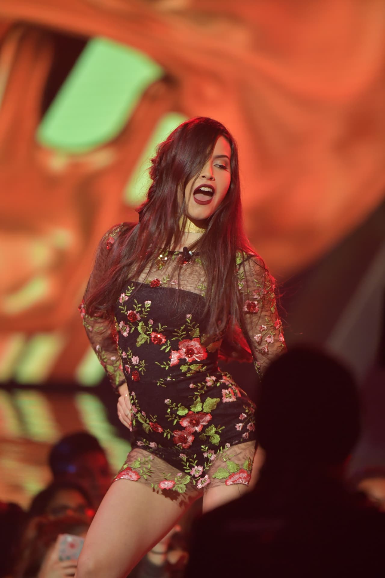 Zhamira nos sorprende cada semana, esta vez con su look atrevido.