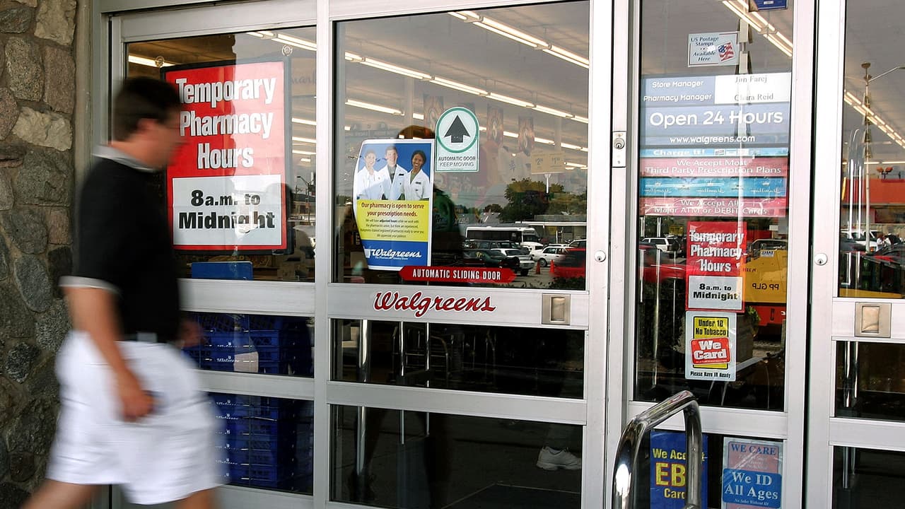 <b>Farmacias Walgreens</b>
<br>En estos puntos se aplican vacunas a niños de 3 años en adelante. 
<br>Las 
<b>citas comienzan a partir del 25 de junio</b>.
<br>Para solicitar una cita debes ingresar 
<b><a href="https://es.walgreens.com/findcare/vaccination/covid/19/landing" target="_blank">a este sitio en español</a></b> o llamar 
<b>al (800) Walgreens</b>.