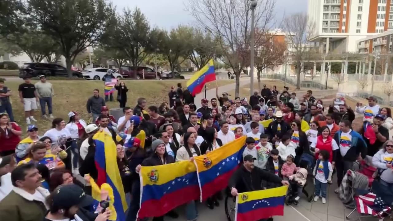 “¡Venezuela libre!”: En Addison, familias venezolanas celebran con esperanza la captura de Maduro