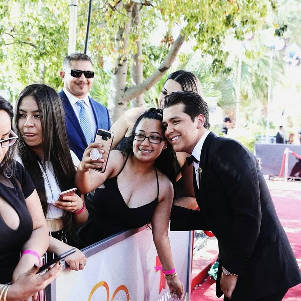 Así es Christian Nodal, el artista que con humildad reconoce que parte del éxito de su carrera se lo debe a la gente que compra sus discos y que adquiere un boleto para sus conciertos: sus fans.