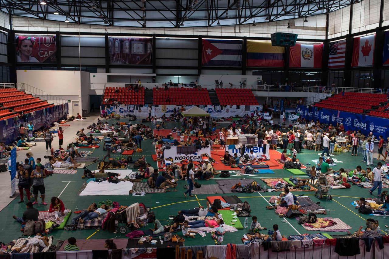 MEX010. CÓRDOBA (MÉXICO),05/11/2018.- Miembros de la caravana migrante de centroamericanos se preparan para emprender camino hacia Ciudad de México hoy, lunes 5 de noviembre de 2018, tras un descanso en el municipio de Córdoba, en el estado de Veracruz (México). Desde las primeras horas de hoy, integrantes de la caravana migrante, que entró a México el 19 de octubre, retomaron el camino por carreteras del sur del estado mexicano de Veracruz en su éxodo hacia Estados Unidos, rumbo al estado de Puebla y Ciudad de México. EFE/Ángel Hernández   