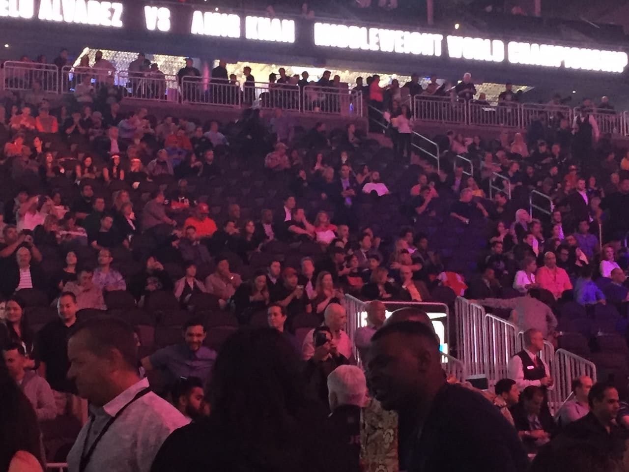 Algunos vacios en las gradas, quizás por la fuerte llluvia en Las Vegas.