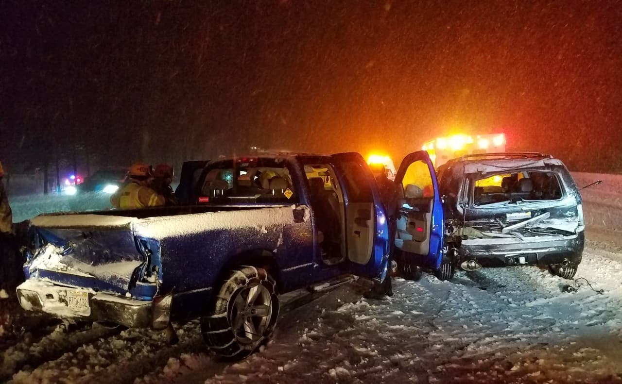 Las condiciones extremas en el corredor de la autopista I-80 provocaron que los conductores perdieran el control y sus vehículos se deslizaran sobre el asfalto cubierto de nieve. Cal Fire dijo que varias personas terminaron en el hospital.