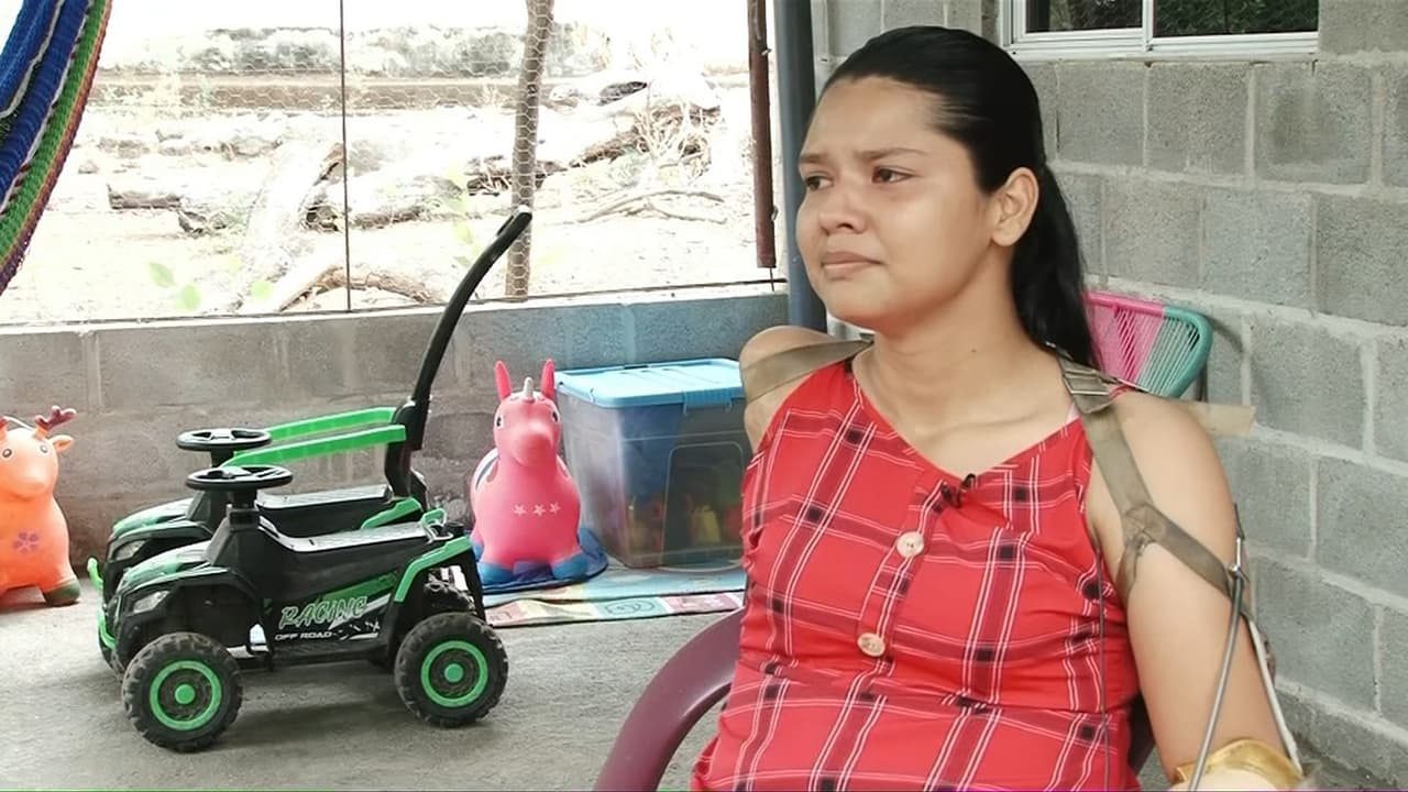 La noche que marcó a Karla; murió su madre y perdió las manos por violencia en El Salvador