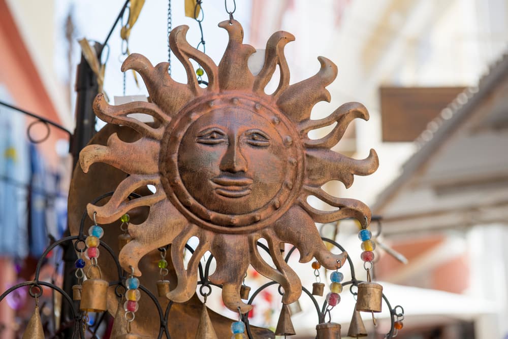 <b>ESCORPIÓN</b>
<br>El Sol en cualquiera de sus versiones será un excelente amuleto para ti en 2021. Puedes usarlo en forma de dije o en una figura que haga alusión al astro rey, y ponlo en tu casa o cartera.
<br>