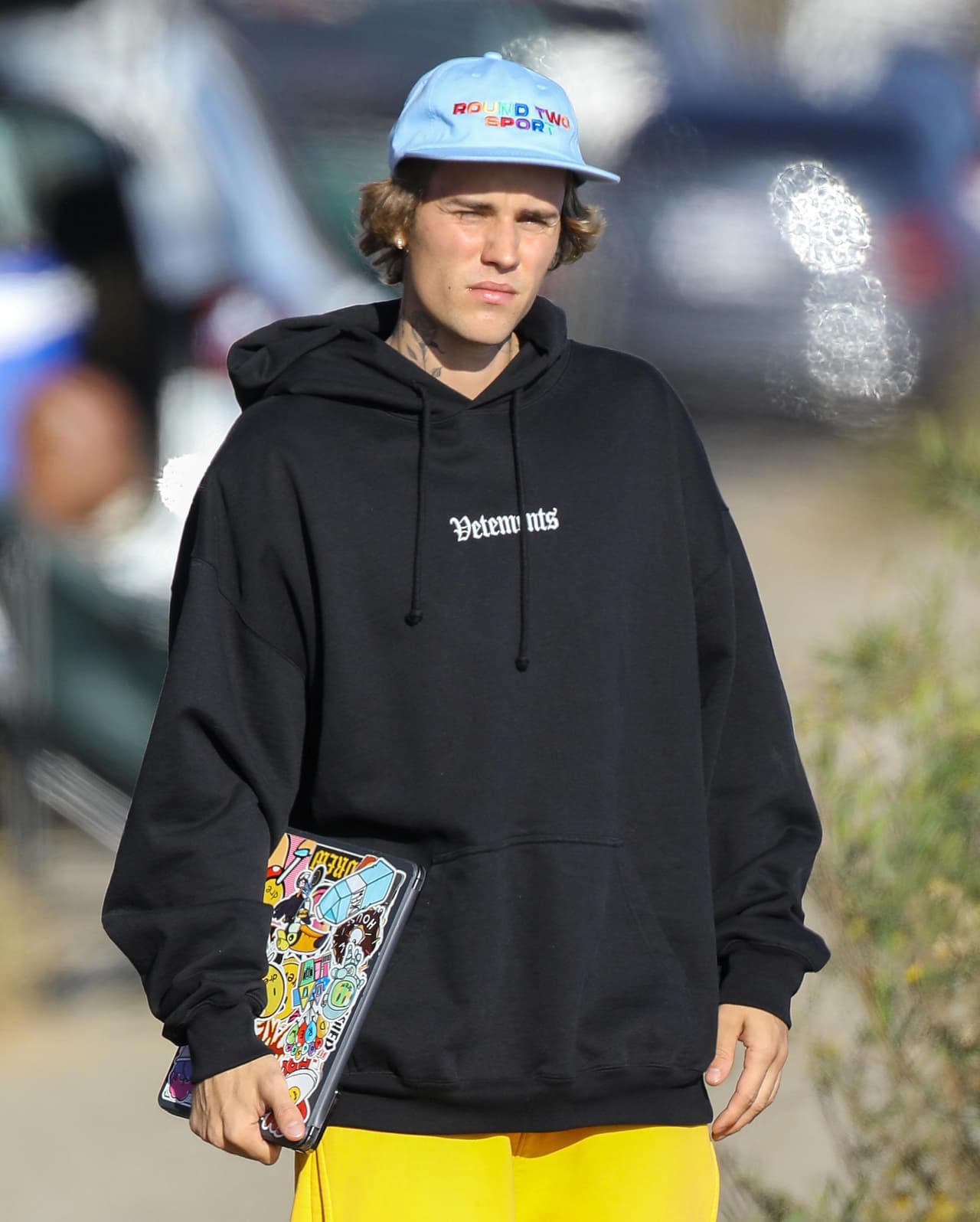 Con un dejo de abatimiento dijo sentirse extrañado de que su disco no se haya colocado en esa categoría, "considerando desde los acordes hasta las melodías y el estilo vocal", incluso la batería de hip hop que se eligió, señaló.