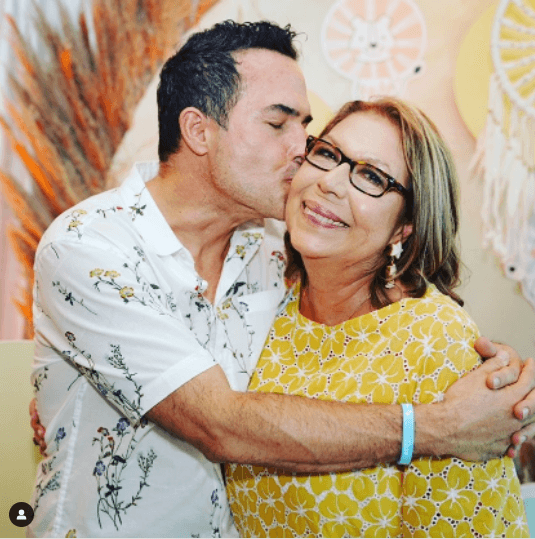 <b>Carlos Calderón</b> tuvo la oportunidad de festejar a dos mujeres en el Día de las Madres 2022. Por un lado, a su mamá, Merle, quien en esta ocasión ya es abuela.