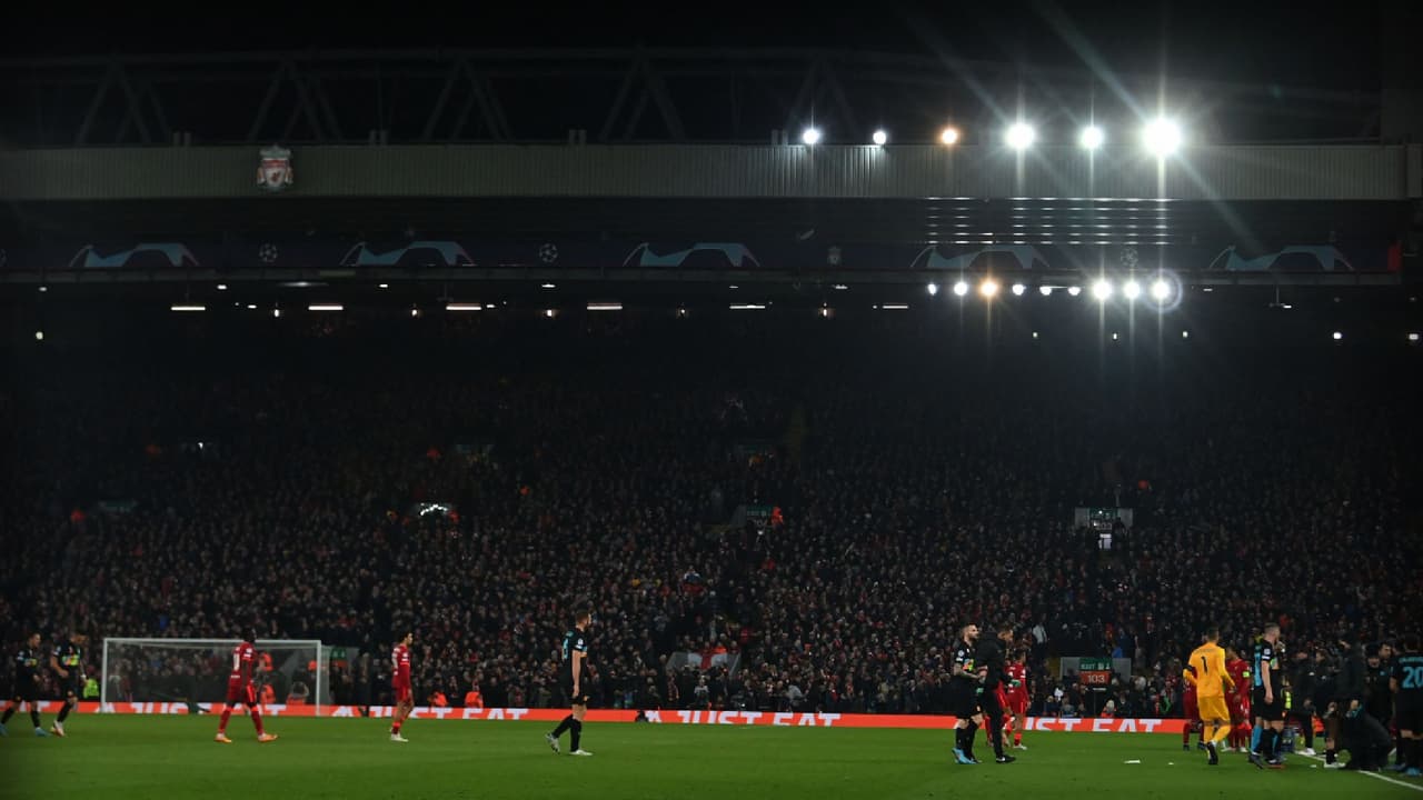 Detienen juego en Champions League para atender fan en la tribuna