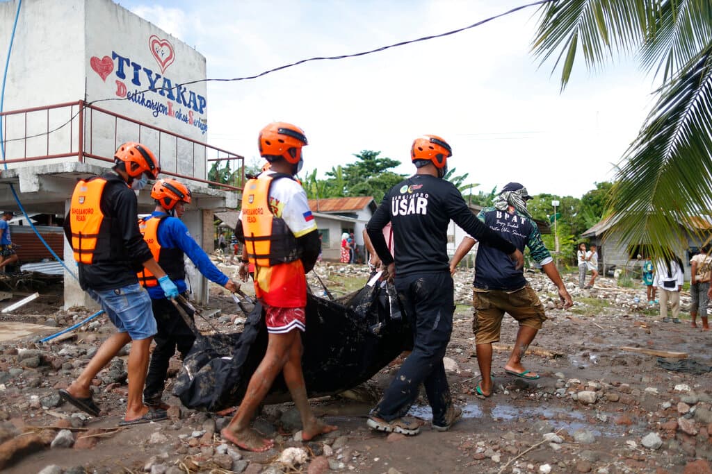 Hasta ahora el peor impacto de la tormenta fue un deslave cargado de agua de lluvia, piedras y árboles que sepultó docenas de casas en la aldea tribal de Kuisong, en el poblado Datu Odin Sinsuat de Maguindanao, donde se cree que había hasta 60 personas, dijo Sinarimbo a la agencia AP.