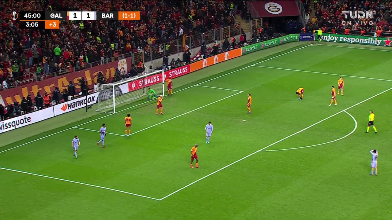 ¡CERCA! Pierre-Emerick Aubameyang disparó que se estrella en el poste.