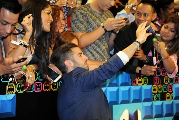 Nos encantan los selfies. We can't get enough of them! Y si no, pregúntenle a los que desfilaron la alfombra de Premios Juventud.