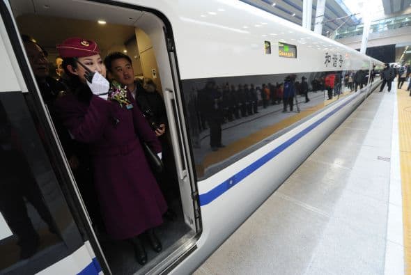 El tren realiza también paradas en otras ciudades intermedias, incluidas las capitales provinciales de Shijiazhuang, Wuhan y Changsha.