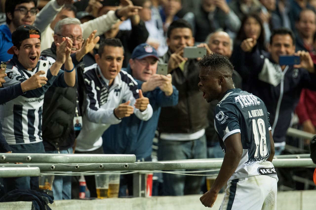 Por la vía penal, Avilés Hurtado puso cifras definitivas al final del primer tiempo. El delantero festejó su gol con la afición del Monterrey.