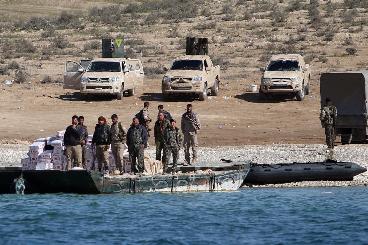 Soldados de las FDS en una posición cerca del río Éufrates el 10 de abril de 2017. Al día siguiente, 18 de ellos murieron en un ataque realizado accidentalmente por las fuerzas de la coalición lideradas por Estados Unidos, informó este viernes el Departamento de Defensa.