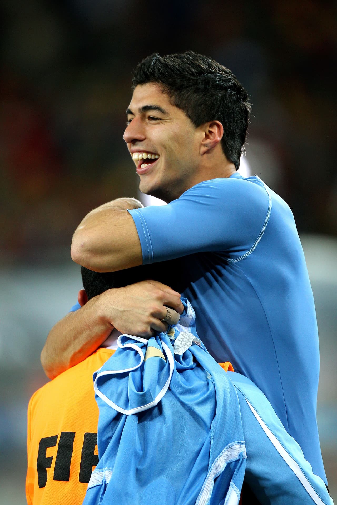 A Suárez se le reconoció en Uruguay como todo un ídolo, mientras que los más críticos en el fútbol juzgaban su actuar como malintencionado.