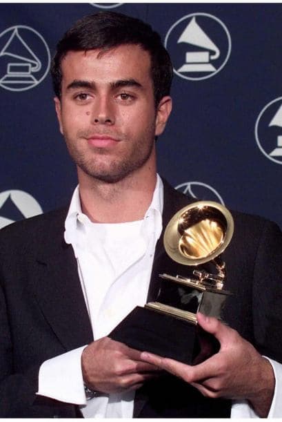 Enrique Iglesias tiene entre sus manos un sólo Latin GRAMMY que ganó en 2003.