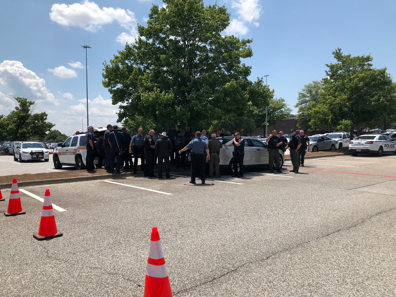 La policía ha dicho que los oficiales han formado grupos y que revisan los negocios. Agregaron que están trabajando con la gerencia del centro comercial para investigar las amenazas.