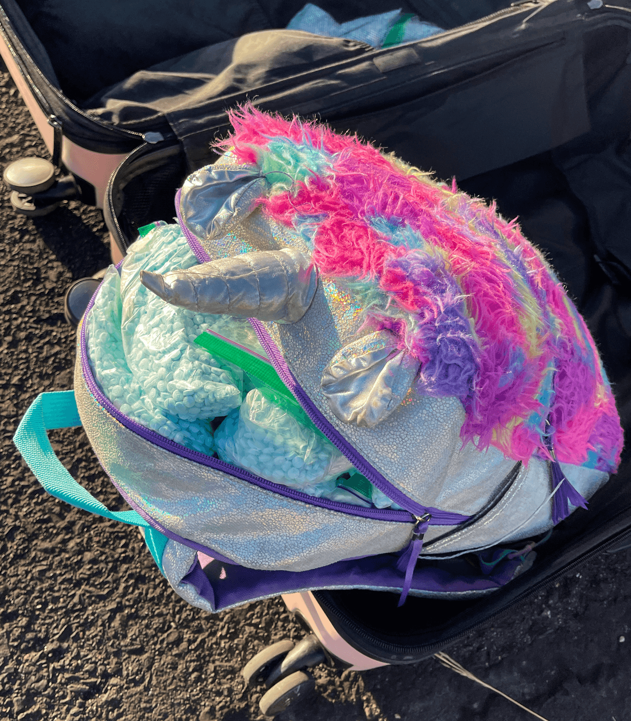 Las cápsulas, dentro de una mochila de unicornio, oculta a su vez en una maleta.
