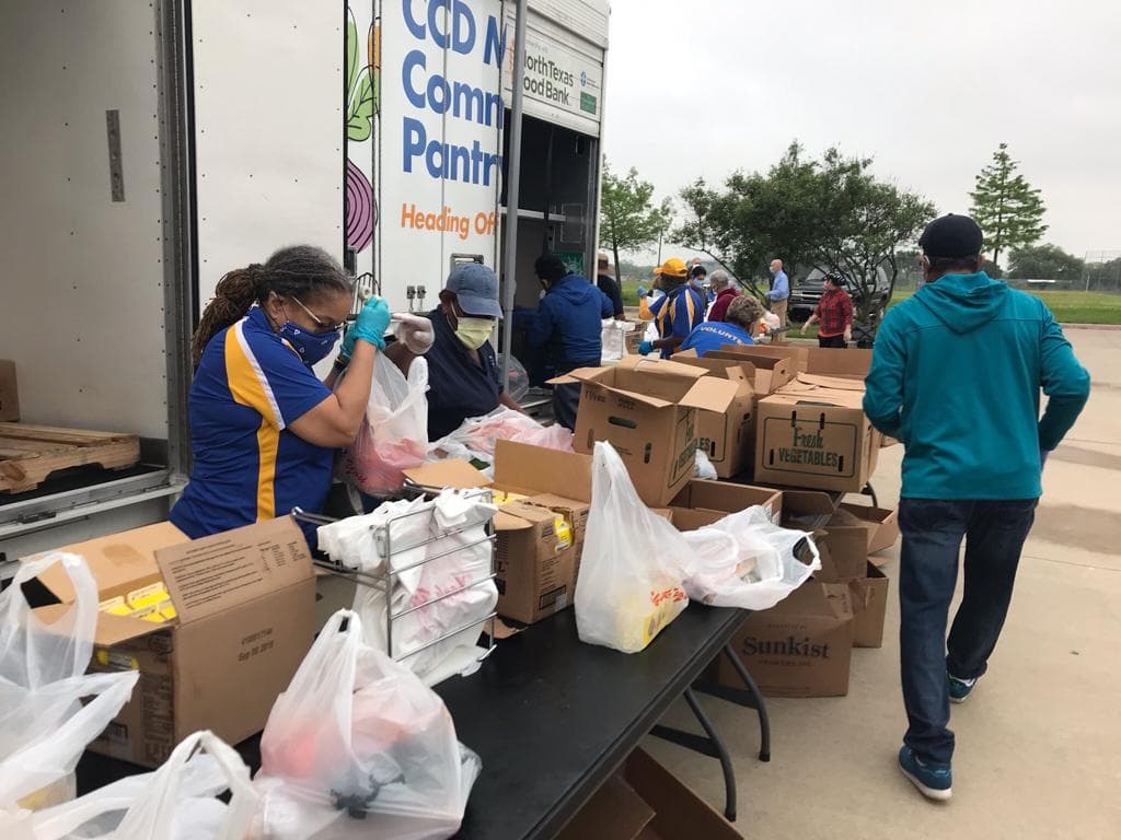 La organización Caridades Católicas lidera otro esfuerzo por proveer alimentos a las familias que han resultado mayormente impactadas por la crisis de salud. Repartieron dos despensas móviles con productos frescos, carne y otros alimentos a individuos y familias al sur de Oak Cliff.