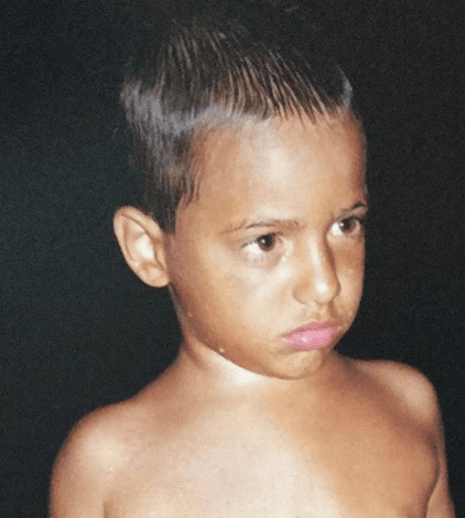 Aunque de niño se veía de personalidad seria, con el paso de los años eso quedaría en el olvido y hoy es todo un éxito por su música y looks. Este 2019, figura en siete categorías de Premio Lo Nuestro.
<br>