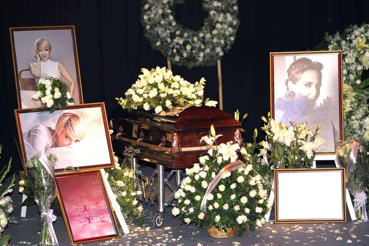 Un día después, amigos, familiares y seguidores de la actriz se reunieron en el Teatro Jorge Negrete para darle un último adiós.