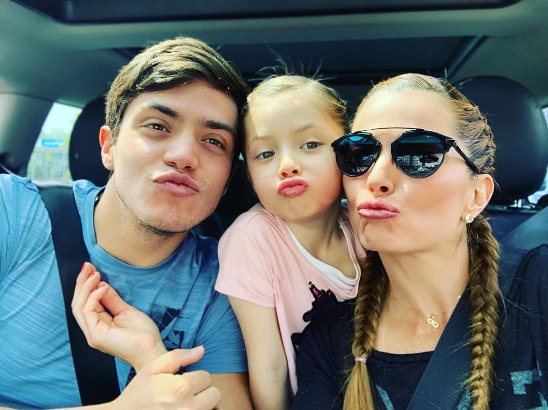 "Yo soy una figura pública y no puedo estarla escondiendo o diciendo que no le tomen fotos; yo quiero que mi niña sea feliz", concluyó la actriz y empresaria.