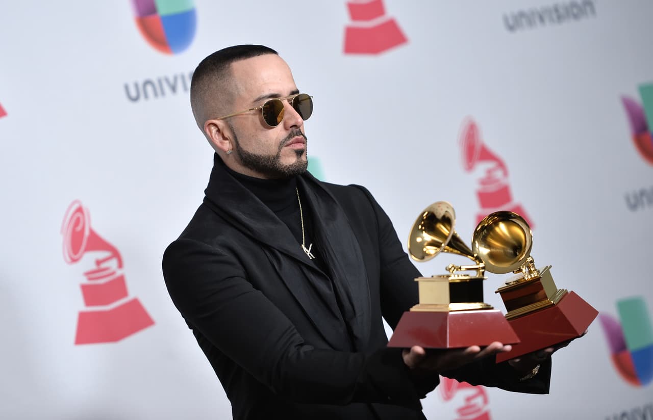 Singer Yandel poses with his Grammys during the 17th Annual Latin Grammy Awards on November 17, 2016, in Las Vegas, Nevada. / AFP / ANDREW CABALLERO-REYNOLDS (Photo credit should read ANDREW CABALLERO-REYNOLDS/AFP/Getty Images)